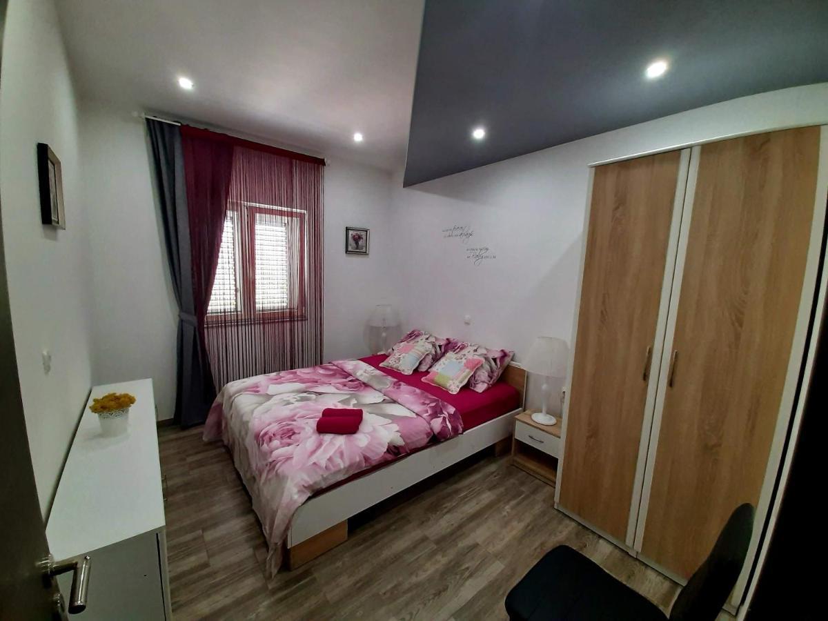 Apartmani Villa Anna Ražanac Kültér fotó